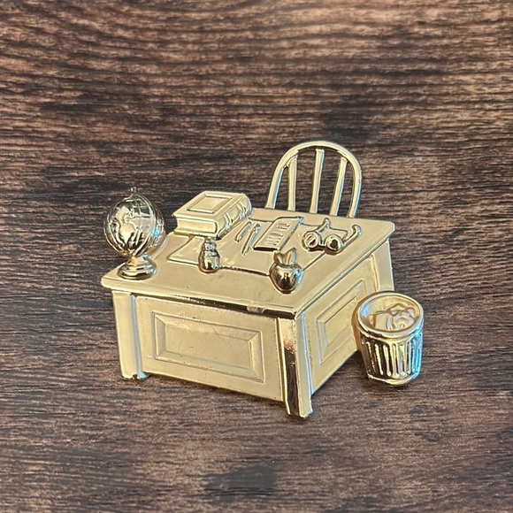 Signed JJ Jonette Vintage Gold Tone Metal Desk Brooch/Pin - Picture 1 of 3